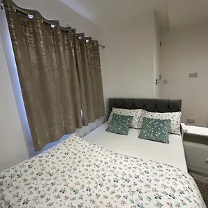 Smart Cosy/small Double In Oakridge Road Bromley Guest house